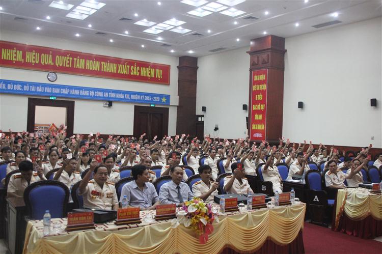 Các đại biểu biểu quyết tại Đại hội