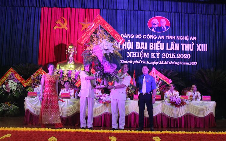 Đồng chí Nguyễn Hữu Cầu, Bí thư Đảng ủy, Giám đốc Công an tỉnh nhận lặng hoa chúc mừng Đại hội của Đoàn thanh niên, Hội phụ nữ Công an tỉnh