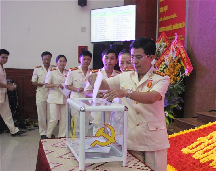 Các đại biểu bỏ phiếu bầu tại Đại hội