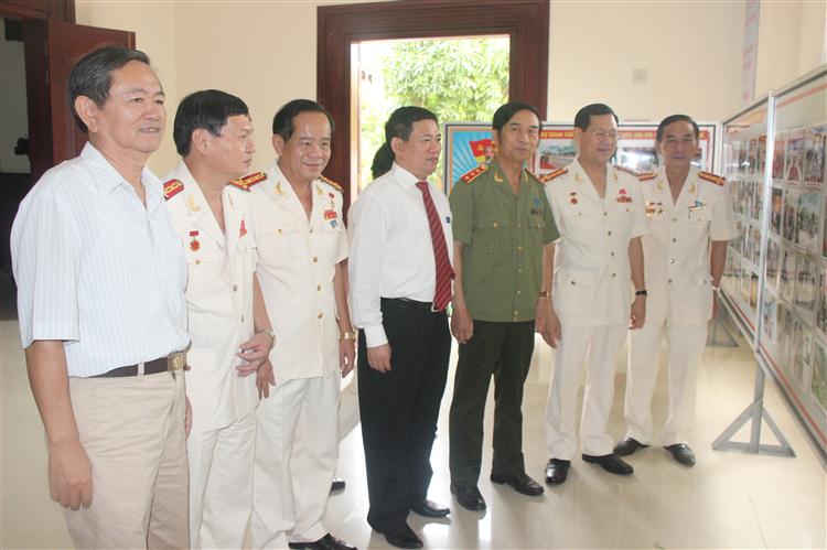 Các đại biểu thăm gian trưng bày ảnh tại Đại hội
