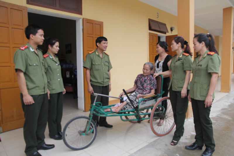Thăm hỏi, tặng quà thương bệnh binh nhân ngày 27-7