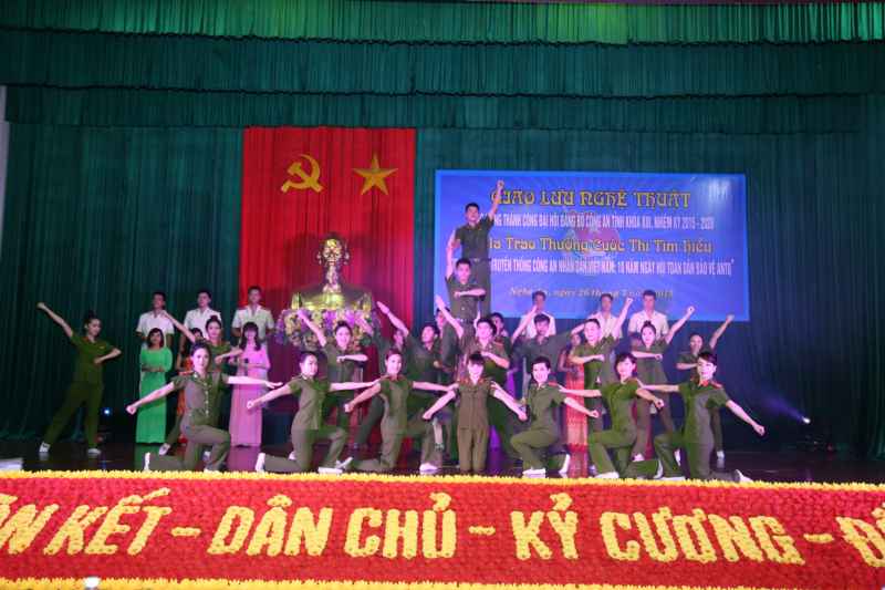 Tiết mục múa hát đội văn nghệ xung kích CANA 