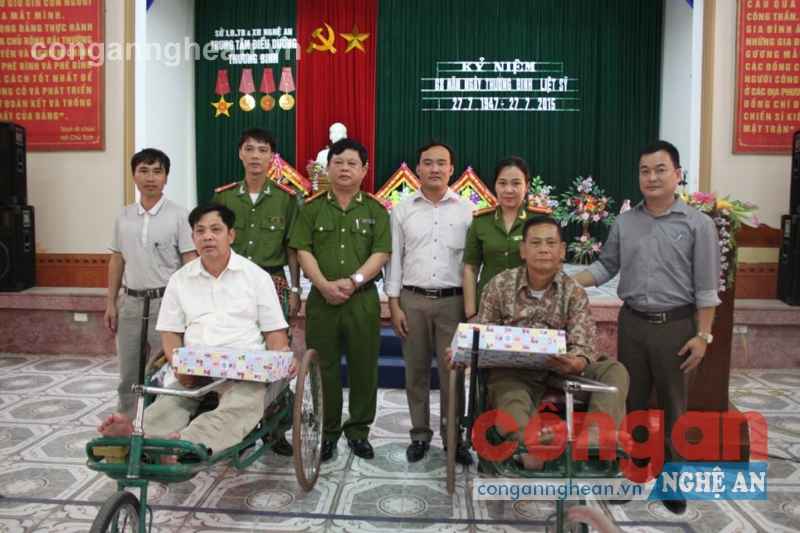Chụp ảnh lưu niệm với các thương bệnh binh