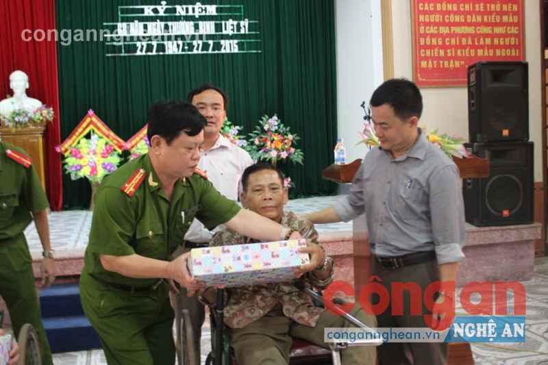 Tặng quà cho các thương, bệnh binh