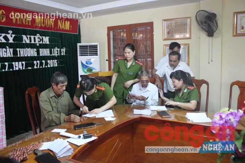 Thăm, tặng quà và làm CMND cho các thương binh