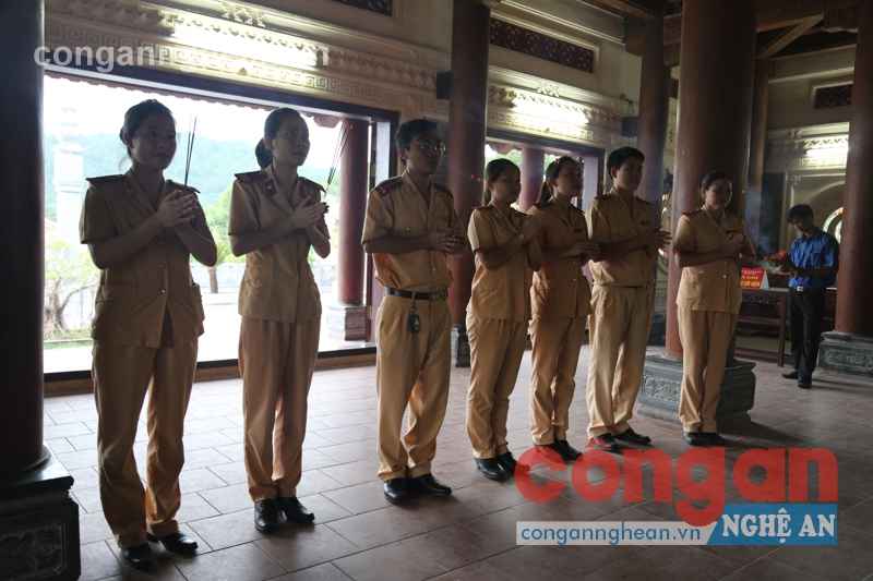 Tưởng niệm các anh hùng liệt sĩ tại Khu di tích Truông Bồn