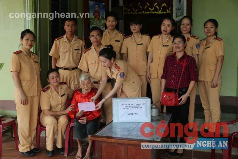 Thăm tặng quà gia đình thân nhân liệt sỹ, Mẹ Việt Nam anh hùng
