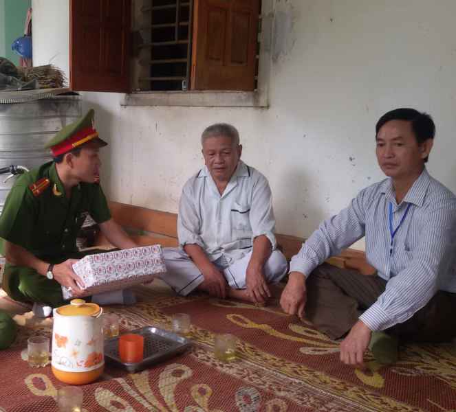 Tặng quà cho gia đình có công với cách mạng