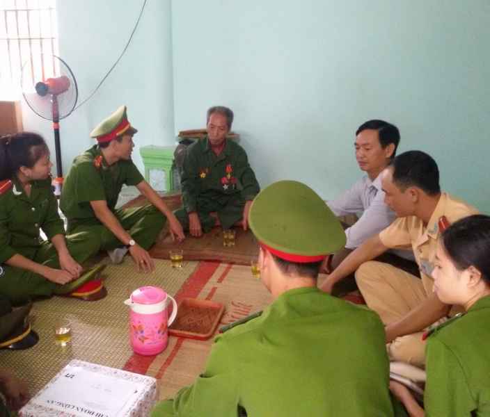 Công an huyện Quế Phong tặng quà cho các gia đình chính sách