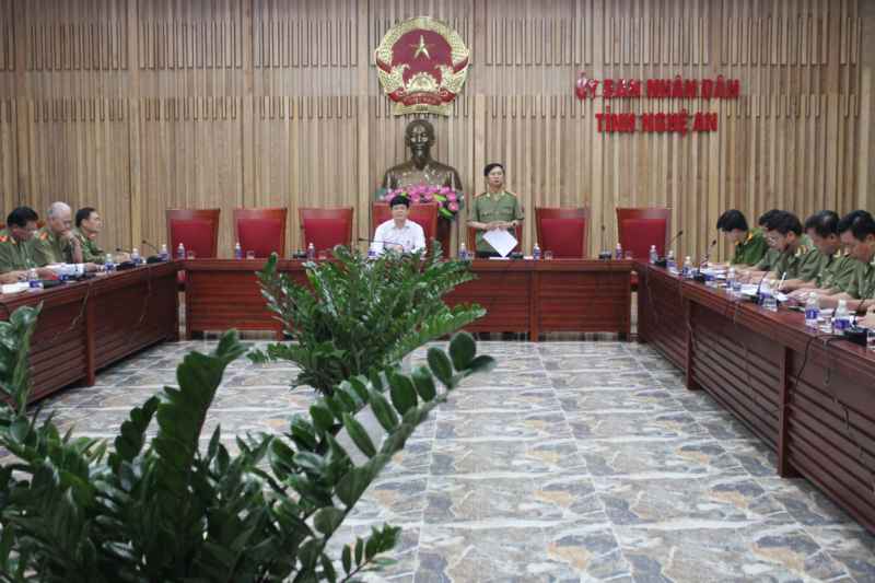 Đồng chí Thượng tướng Đặng Văn Hiếu, Thứ trưởng Thường trực Bộ Công an và đồng chí Lê Xuân Đại, Ủy viên BTV Tỉnh ủy, Phó Chủ tịch thường trực UBND tỉnh chủ trì buổi làm việc tại UBND tỉnh Nghệ An 
