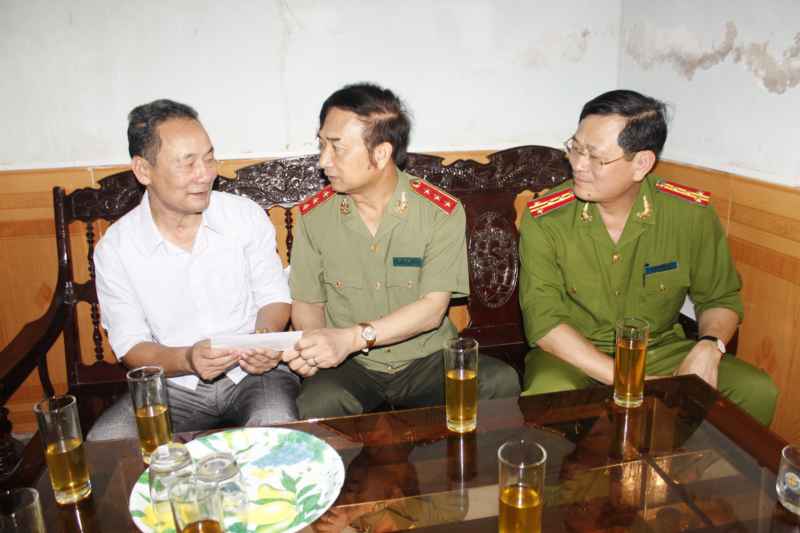 Đồng chí Thượng tướng Đặng Văn Hiếu thăm và tặng quà gia đình ông Ngô Minh Trí, ở khối 6, phường Quán Bàu, TP Vinh Cán bộ CA nghỉ hưu là thân nhân liệt sỹ 
