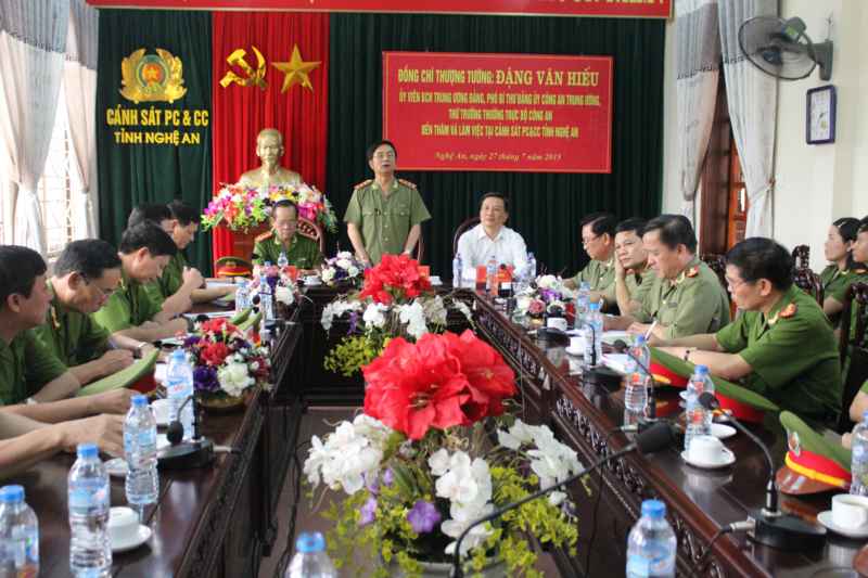 Đồng chí Thượng tướng Đặng Văn Hiếu biểu dương những thành tích lực lượng PC&CC Nghệ An đạt được trong thời gian qua