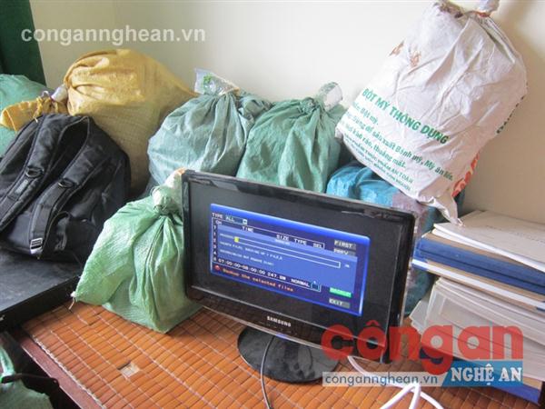 Các tài liệu thu giữ tại Công ty TNHH Tám Oanh và chiếc máy vi tính của nhân viên kế toán