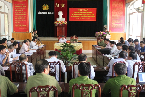 Tại họp báo