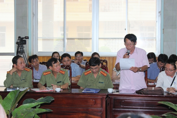 Phóng viên đặt câu hỏi ại họp báo