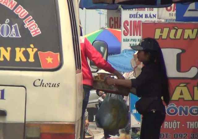 Nghệ An: Xe buýt dừng giữa đường để khách mua bánh mì