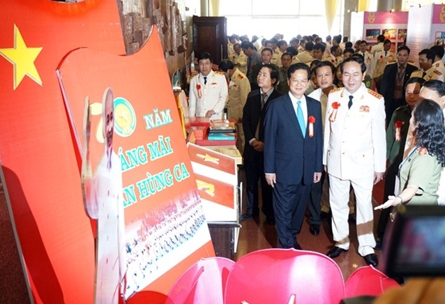 Thủ tướng Nguyễn Tấn Dũng; Bộ trưởng Trần Đại Quang tham quan triển lãm 70 sáng mãi bản hùng ca trong khuôn khổ Đại hội. 