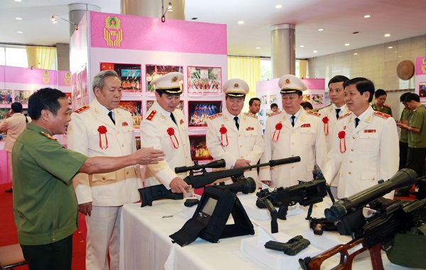 Các đại biểu tham quan trưng bày các sản phẩm phục vụ công tác chiến đấu của lực lượng CAND.