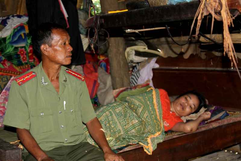 Gia đình Đại úy Lữ Văn Thông và người mẹ ốm yếu trong căn nhà cũ đã xuống cấp