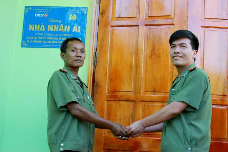 Đại úy Bùi La Sơn, Bí thư Đoàn Thanh niên Công an tỉnh thay mặt Đoàn Thanh niên Bộ Công an, Đoàn Thanh niên Công an 6 tỉnh của Cụm thi đua số 5, Ngân hàng BIDV và Tỉnh đoàn trao chìa khóa nhà cho Đại úy Lữ Văn Thông.