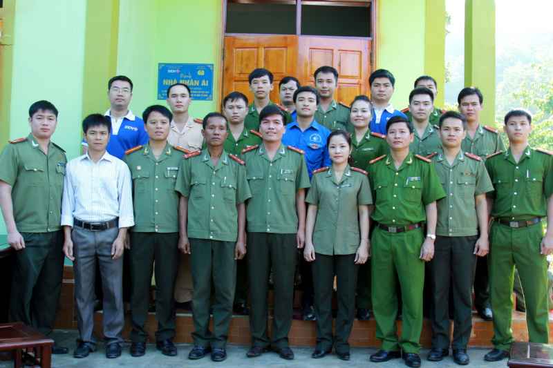 Chụp ảnh lưu niệm trước ngôi nhà mới
