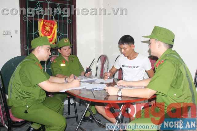 Đối tượng tại cơ quan công an 