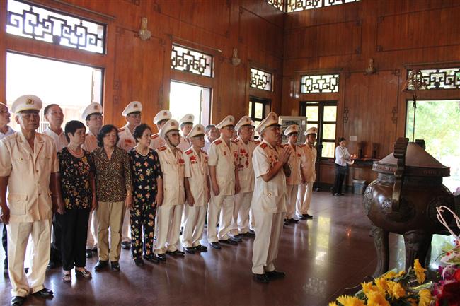 Câu lạc bộ Công an hưu trí TP Vinh đã tổ chức dâng hoa, dâng hương tại Khu di tích Kim Liên