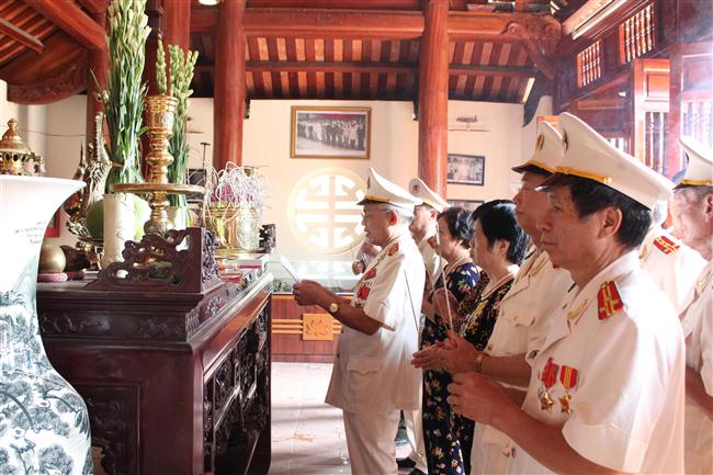 Câu lạc bộ Công an hưu trí TP Vinh dâng hoa, dâng hương