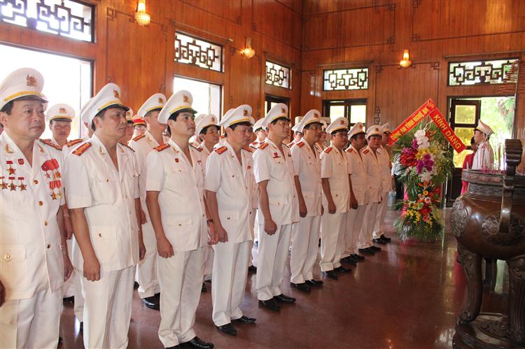 Công an Nghệ An dâng hoa, dâng hương, báo công lên Bác nhân kỷ niệm 70 năm Ngày truyền thống CAND Việt Nam