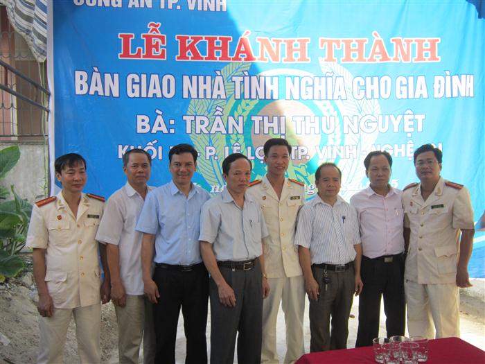 1 lãnh đạo MTTQ thành phố, Công an TP Vinh, chính quyền địa phương và các nhà tài trợ tại lễ khánh thành, bàn giao nhà tình nghĩa cho bà Nguyệt IMG_9162