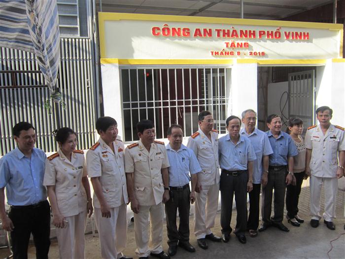Lãnh đạo MTTQ thành phố, Công an TP Vinh, chính quyền địa phương và các nhà tài trợ tại lễ khánh thành, bàn giao nhà tình nghĩa cho chị Nguyệt