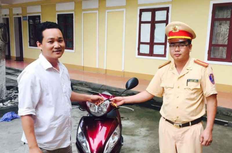 Vứt xe máy bỏ chạy khi gặp CSGT