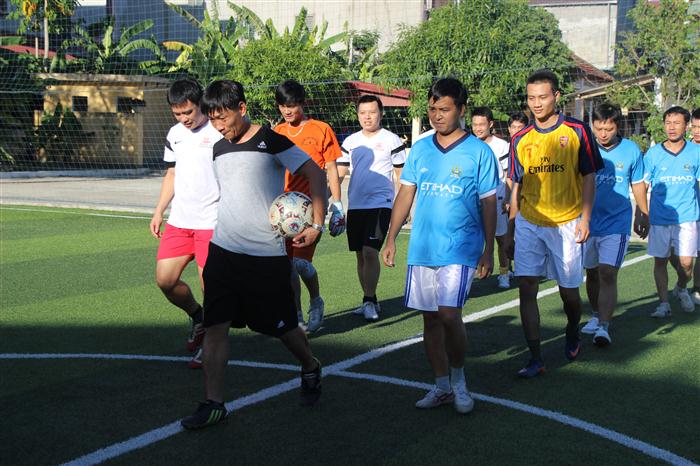 2 đội ra sân thi đấu
