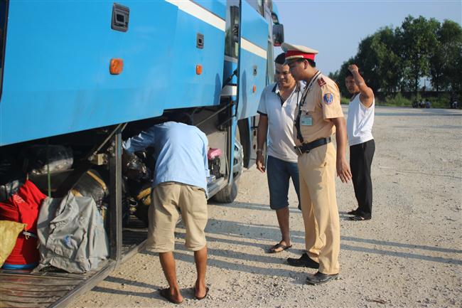 CSGT Công an Nghệ An thực hiện nhiệm vụ tuần tra kiểm soát, xử lý vi phạm TTATGT