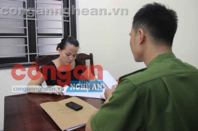 Lê Thị Hồng Tiếp tại cơ quan cảnh sát điều tra Công an Nghệ An 