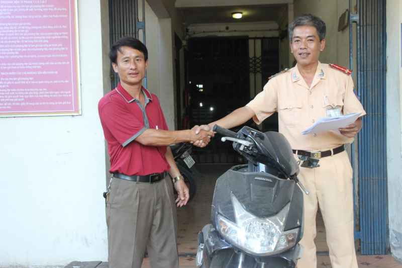 Nhận lại xe máy sau 5 năm bị mất
