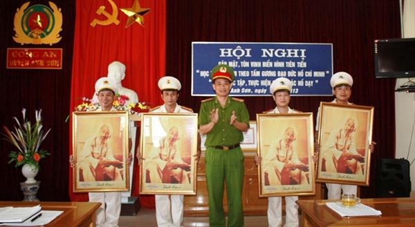 Đoàn kết, quyết tâm, vì sự bình yên,hạnh phúc của nhân dân