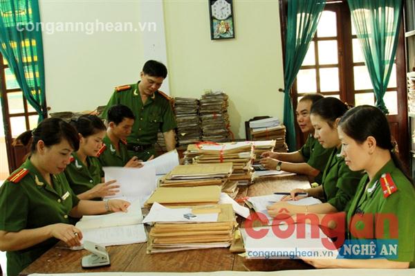 Đội Giáo dục - Hồ sơ tất bật                   bên những chồng hồ sơ xét giảm án cho các phạm nhân 