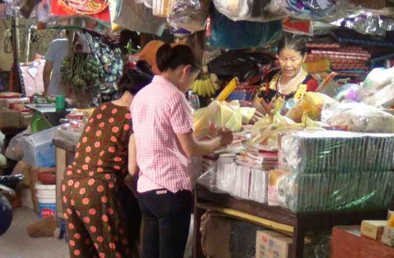 TP Vinh ngày rằm tháng 7: Giá tăng, sức mua không giảm