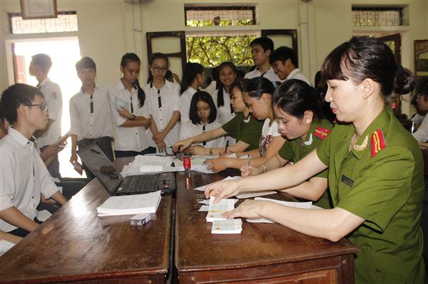 Tổ chức làm thủ tục cấp phát CMND cho học sinh THPT tại trường