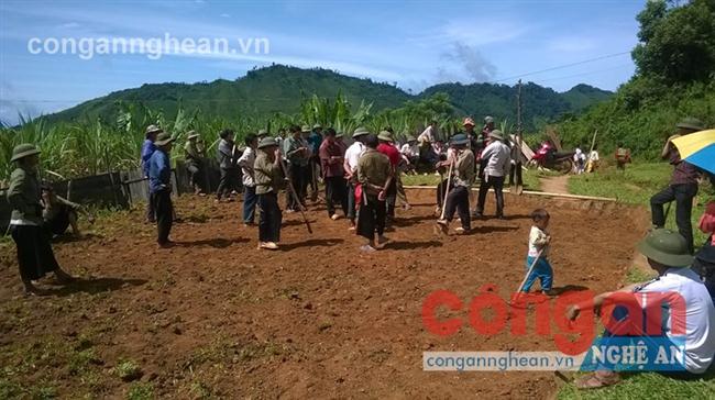 Người dân san nền đất, sửa sang trường lớp chuẩn bị cho năm học mới