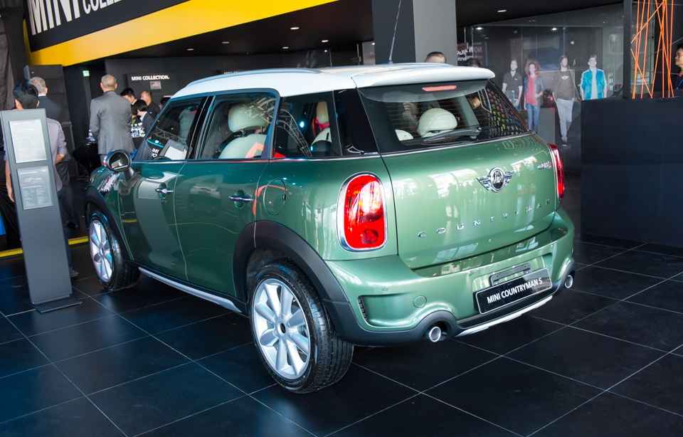Khách hàng không chỉ tìm thấy những mẫu xe mới nhất của MINI tại đây, bao gồm MINI Cooper, MINI Cooper 5 cửa, MINI Cooper Countryman, MINI Cooper Cabrio, MINI Roadster. Mà hơn thế nữa, khu trưng bày phụ kiện cá nhân hóa cho xe và phụ kiện thời trang sẽ giúp những ai yêu thích dòng xe MINI lựa chọn được phong cách phù hợp nhất.