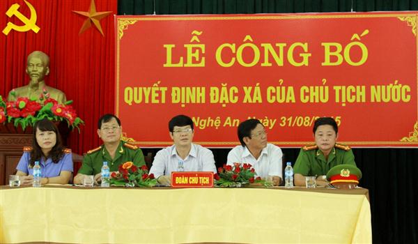 Đoàn Chủ tịch Lễ Công bố quyết định đặc xá tại Trại tạm giam Công an tỉnh.