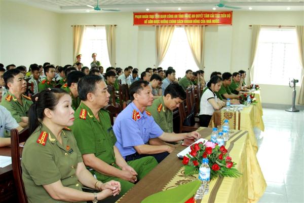 Các đại biểu dự lễ Công bố Quyết định đặc xá tại Trại tạm giam Công an tỉnh. 
