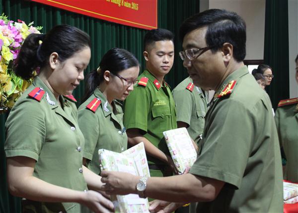 Bế giảng lớp bồi dưỡng nhận thức về Đảng