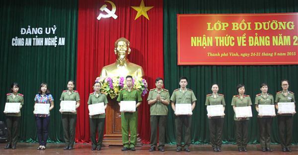 Đồng chí Đại tá Hồ Văn Tứ, Phó Giám đốc Công an tỉnh trao khen thưởng cho các học viên