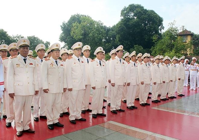 Đoàn đại biểu Đảng uỷ Công an Trung ương, lãnh đạo Bộ Công an đặt hoa tưởng niệm các Anh hùng liệt sỹ.