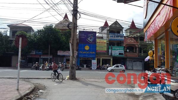 Nhiều cột điện 'nghênh ngang' giữa đường