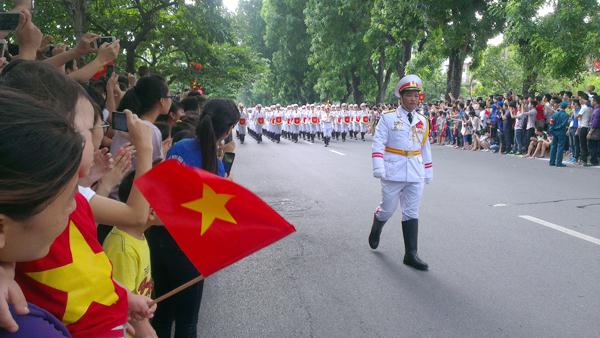 Đội quân nhạc mang lại sự rộn ràng khắp tuyến phố