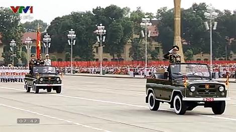 Đi đầu đội hình diễu binh là xe Chỉ huy, do Trung tướng Võ Văn Tuấn, Phó Tổng Tham mưu trưởng Quân đội nhân dân Việt Nam dẫn đầu đang tiến vào Lễ đài.     Tiếp theo là quân kỳ Quyết thắng, lấp lánh 5 tấm huân chương sao vàng và nhiều phần thưởng cao quý của Đảng và Nhà nước trao tặng, thể hiện sức mạnh vô địch và những chiến thắng oanh liệt của Quân đội ta.